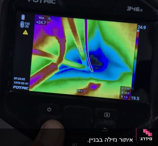תצוגת מצלמה תרמית עם אזורים צבעוניים לזיהוי נזילות
